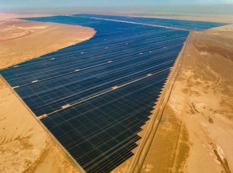 La planta solar Al Dhafra en el emirato de Abu Dhabi. (Twitter)
