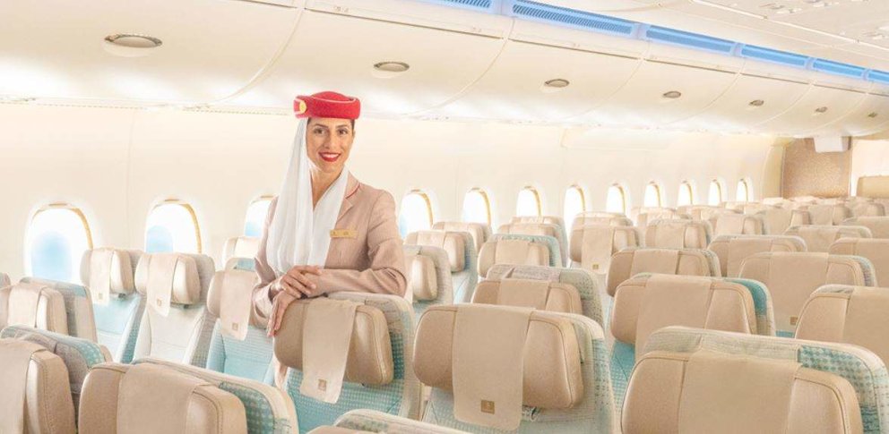 Una tripulante de cabina en un avión de la aerolínea de Dubai. (Emirates)