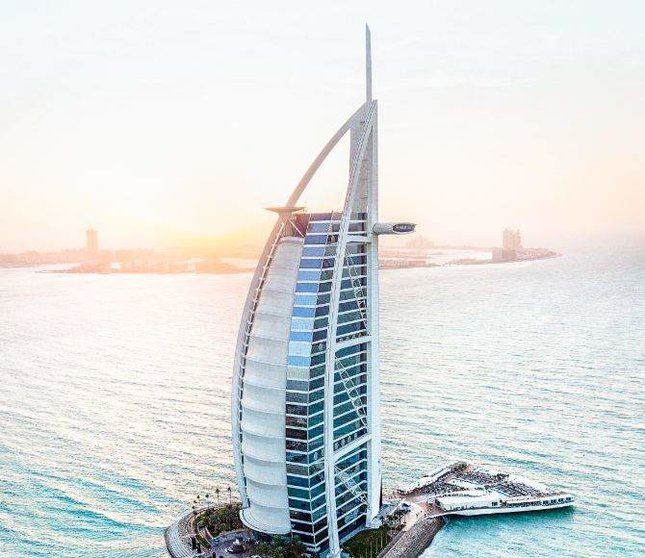 El hotel Burj Al Arab en la costa de Dubai. (Twitter)
