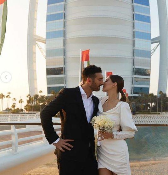 El conocido como príncipe Karim junto a su esposa en el Burj Al Arab. (Instagram)