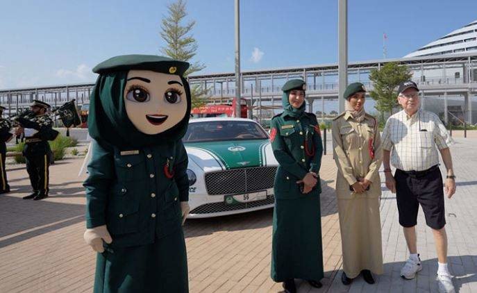 Miembros de la Policía de Dubai reciben a un turista. (Twitter)