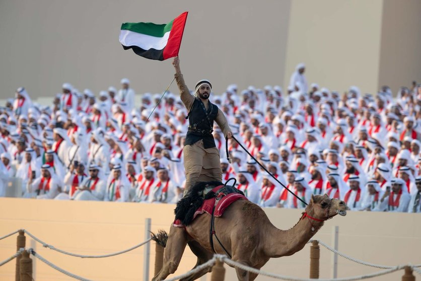 La bandera de Emiratos ondea durante la celebración. (Twitter)