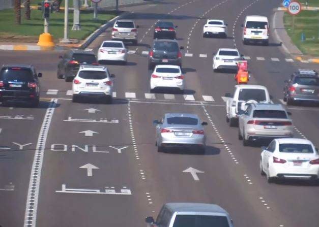 Una captura de pantalla de una carretera en Abu Dhabi difundidas por la policía.