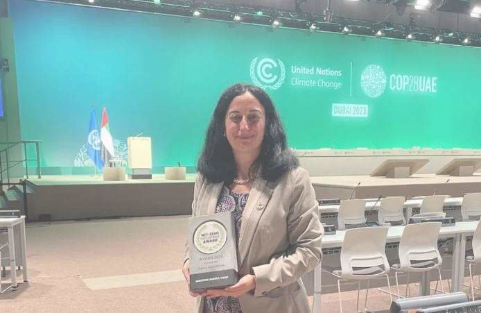 La profesora española Mercedes Maroto con su galardón en Dubai. (Fuente externa)