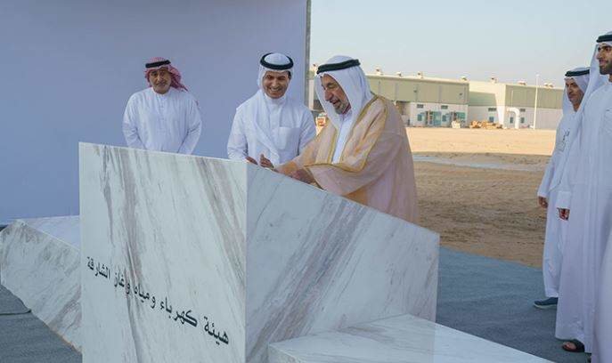 El gobernante de Sharjah y otros funcionarios durante la ceremonia de colocación de la primera piedra en Al Hamriyah. (WAM)