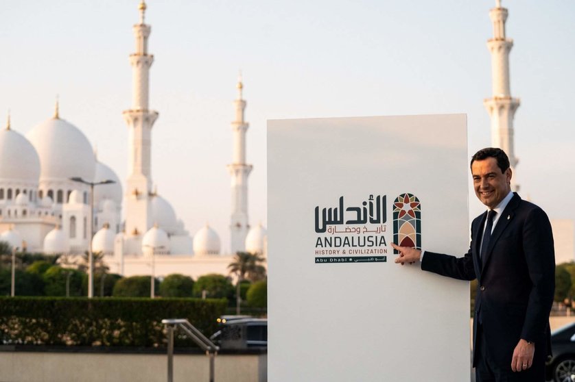 Moreno ante la Gran Mezquita de Abu Dhabi, sede de la exposición 'Andalucía: Historia y Civilización. (Twitter)