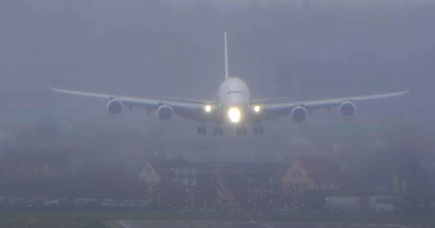El A380 de Emirates se aproxima a la pista del aeropuerto de Zúrich procedente de Dubai. (Pedro Medeiros)