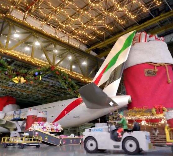 Los regalos del mundo viajan en un A380 de Emirates. (Twitter)