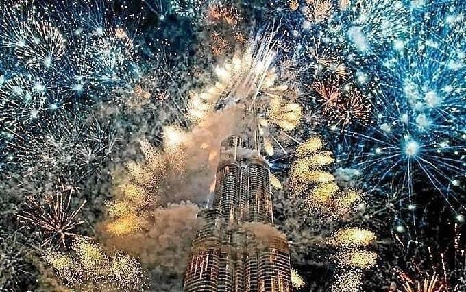 El Burj Khalifa, envuelto en fuegos artificiales durante las celebraciones de Año Nuevo. (Fuente externa)