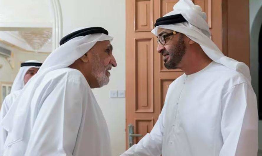 El presidente de EAU visitó a Khalfan Al Rumaithi en su casa de Abu Dabi en 2019. (WAM)
