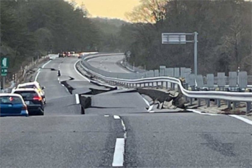 Efectos del terremoto en una carretera japonesa. (Twitter)