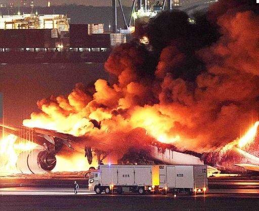 El avión tras el choque. (Twitter)