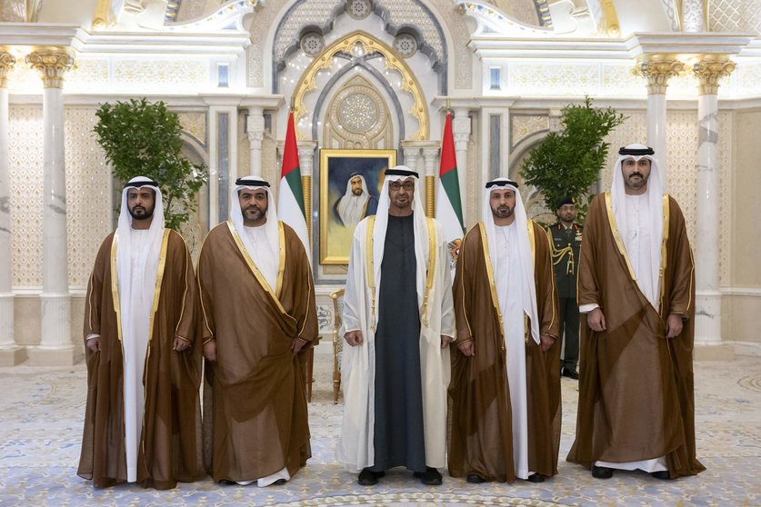 El presidente de EAU con los nuevos embajadores.(WAM)