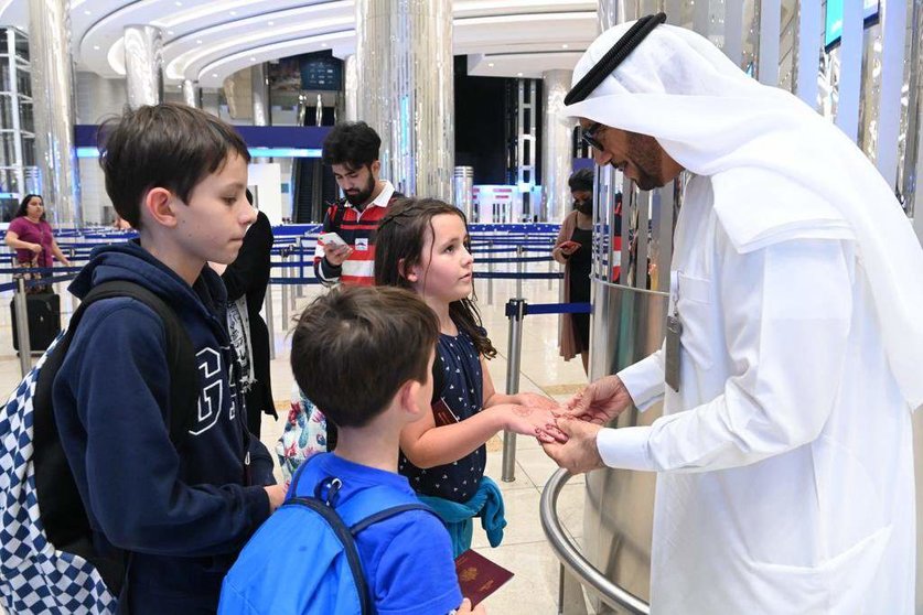 Un grupo de menores en el aeropuerto de Dubai. (Twitter)