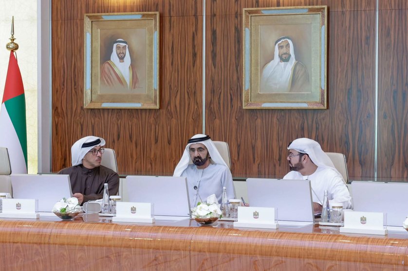 El gobernante de Dubai en el centro de la imagen durante una reunión del Gabinete este viernes. (Twitter)