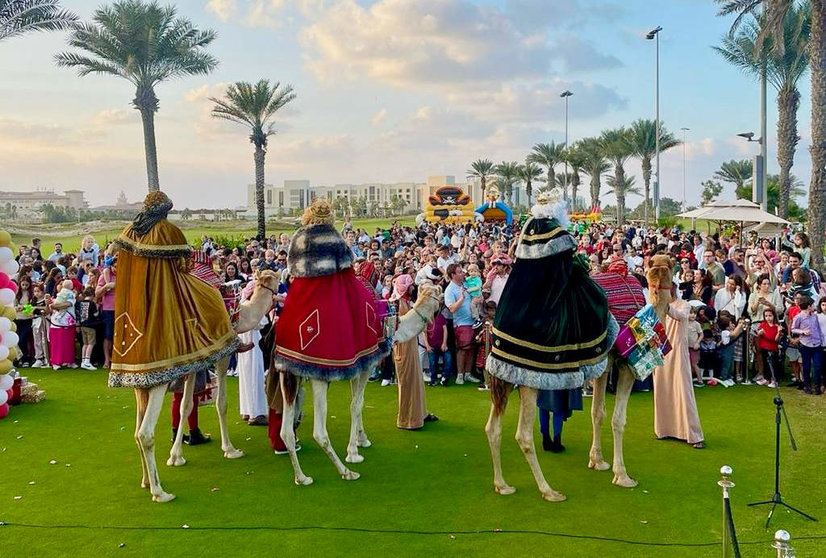 Cientos de personas recibieron en la tarde de este viernes a los Reyes Magos en Abu Dhabi. (Cedida)