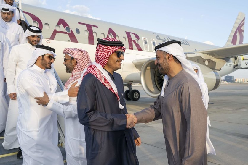 El presidente emiratí recibe en el aeropuerto al primer ministro de Qatar. (WAM)