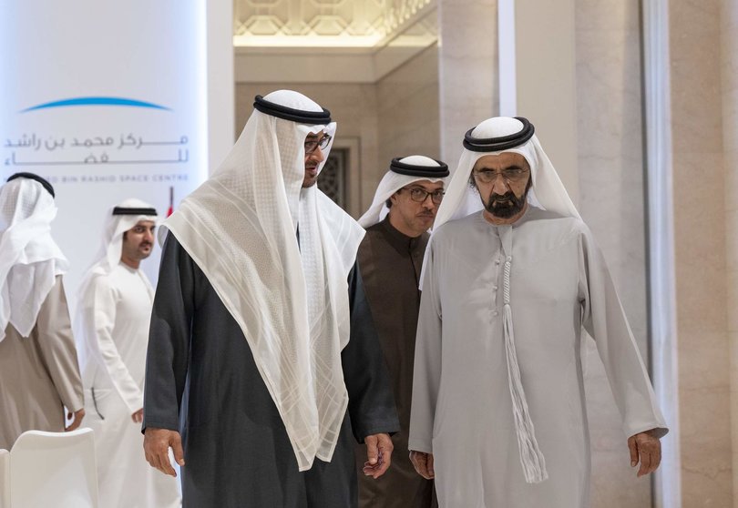 A la izquierda el presidente y el vicepresidente de Emiratos Árabes antes del anuncio de la estación espacial este domingo. (WAM).