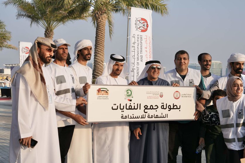 Los premiados por el municipio de Abu Dhabi. (WAM)