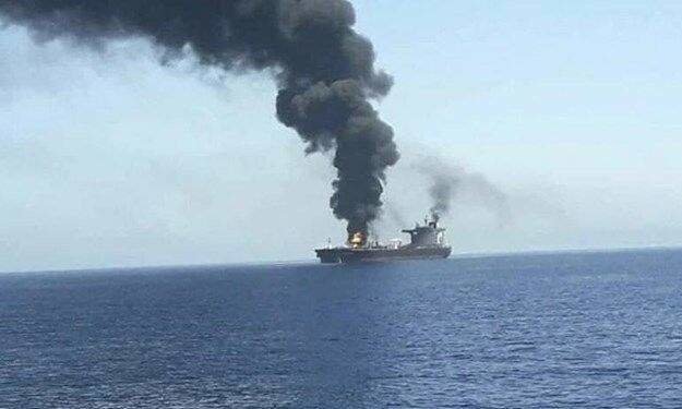 Un buque atacado por los hutíes en el Mar Rojo. (Irna)