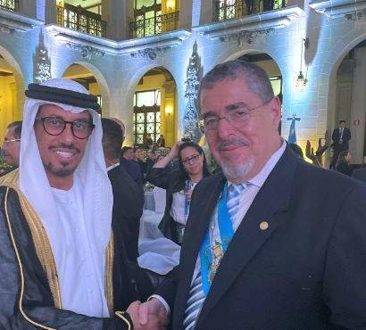 El embajador emiratí junto al presidente de Guatemala. (WAM)