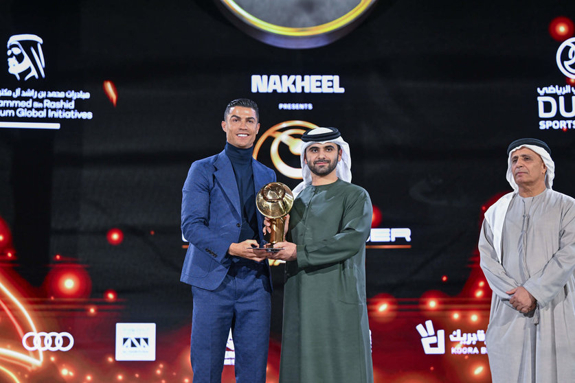 Cristiano Ronaldo recibe uno de los premios. (Dubai Media Office)