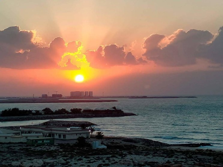 Puesta de sol en Emiratos Árabes. (Richard Ramos)