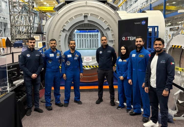 Los astronautas de EAU, Sultan Al Neyadi, Hazza Al Mansouri, Nora Al Matrooshi y Mohammed Al Mulla inspeccionan un prototipo de Lunar Gateway. (X)