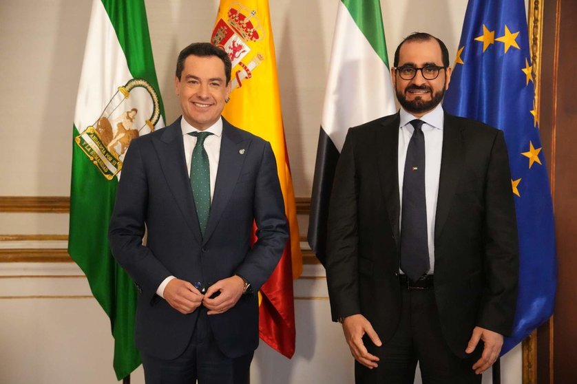 A la derecha el embajador de EAU en España junto al presidente de la Junta de Andalucía. (Twitter)