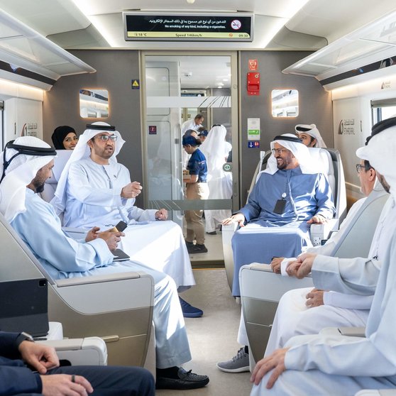 Autoridades emiratíes realizan el primer viaje en tren. (WAM)