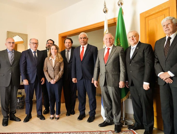 Representantes diplomáticos iberoamericanos junto al canciller de Costa Rica (tercero por la derecha). (Cedida)