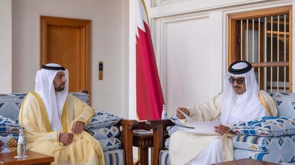 El jeque Zayed bin Khalifa Al Nahyan, embajador deEAU en Qatar entrega al emir la invitación. (WAM)