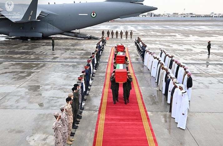 Los mártires emiratíes llegan a Abu Dhabi. (WAM)