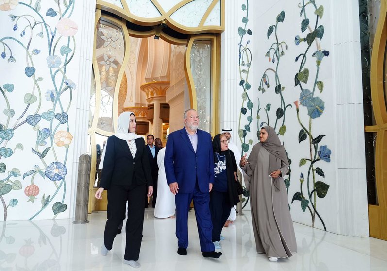 En el centro de la imagen el primer ministro de Cuba durante su recorrido a la Gran Mezquita de Abu Dhabi. (WAM)