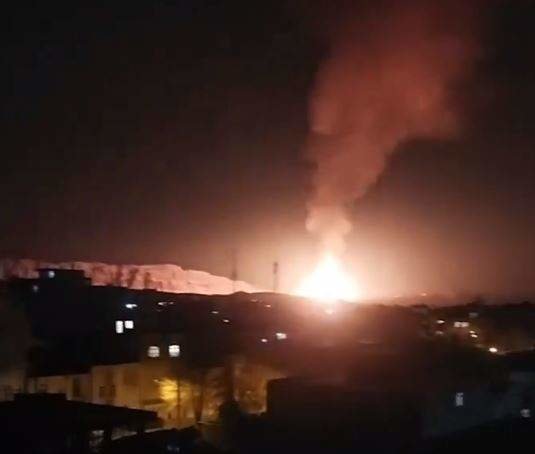 Una captura de pantalla de un vídeo difundido en redes sociales de la explosión de un gasoducto iraní.