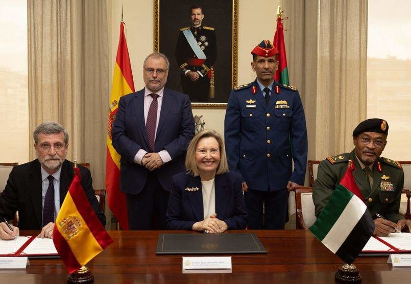 Un momento de la firma del acuerdo de defensa entre EAU y España. (Isdefe)