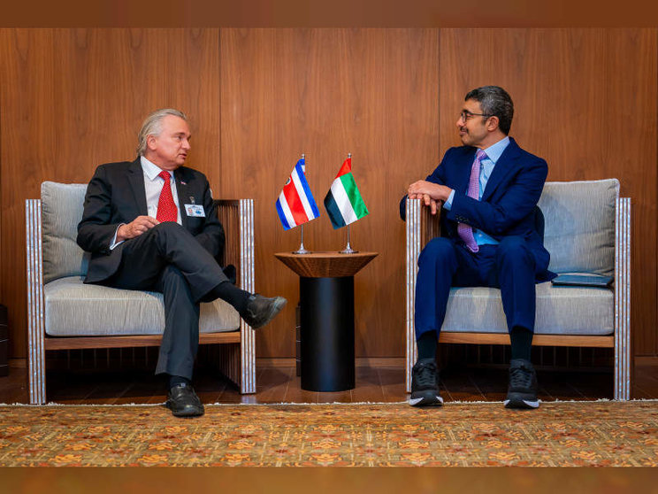 Los ministros de Exteriores de EAU y Costa Rica durante una reunión en Nueva York en 2023. (WAM)