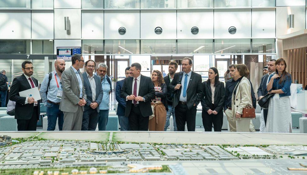 La delegación argentina junto al director del Business Park DWC, explicando el alcance del mega proyecto sobre la maqueta emplazada en el hall del edificio central. (Cedida)