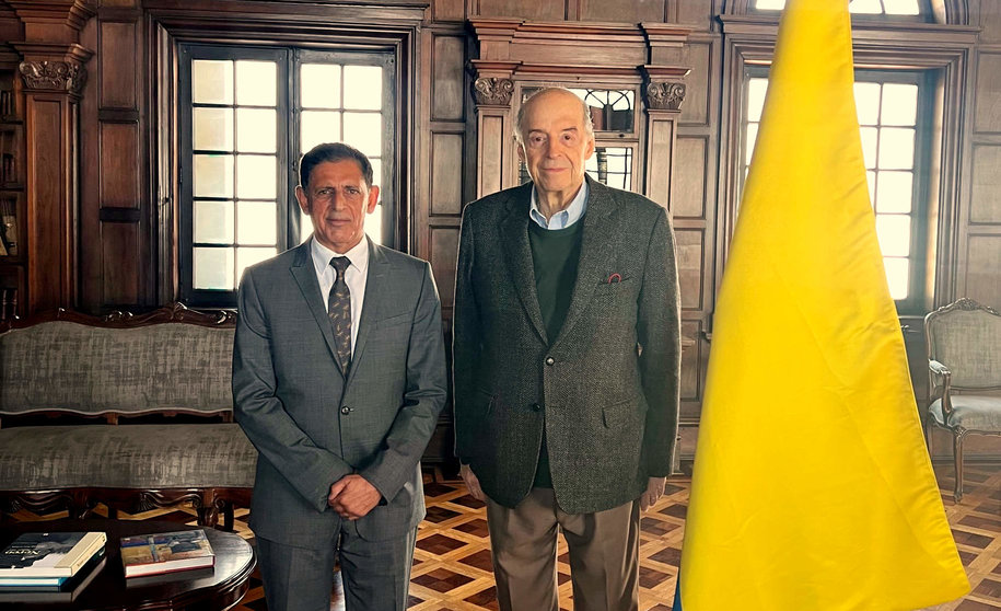 El ministro de Relaciones Exteriores de Colombia, Álvaro Leyva -izquierda-, junto al hasta ahora embajador de Emiratos Árabes Unidos en la República de Colombia, Salem Rashed Al Owais. (WAM)