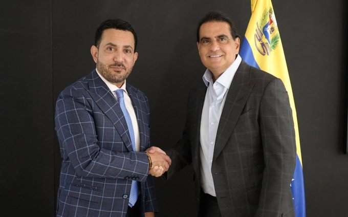A la izquierda en la imagen el nuevo embajador de Venezuela en EAU. (X)