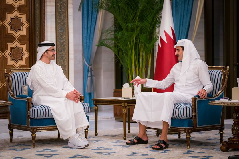 El ministro de Asuntos Exteriores de EAU junto al emir de Qatar. (WAM)
