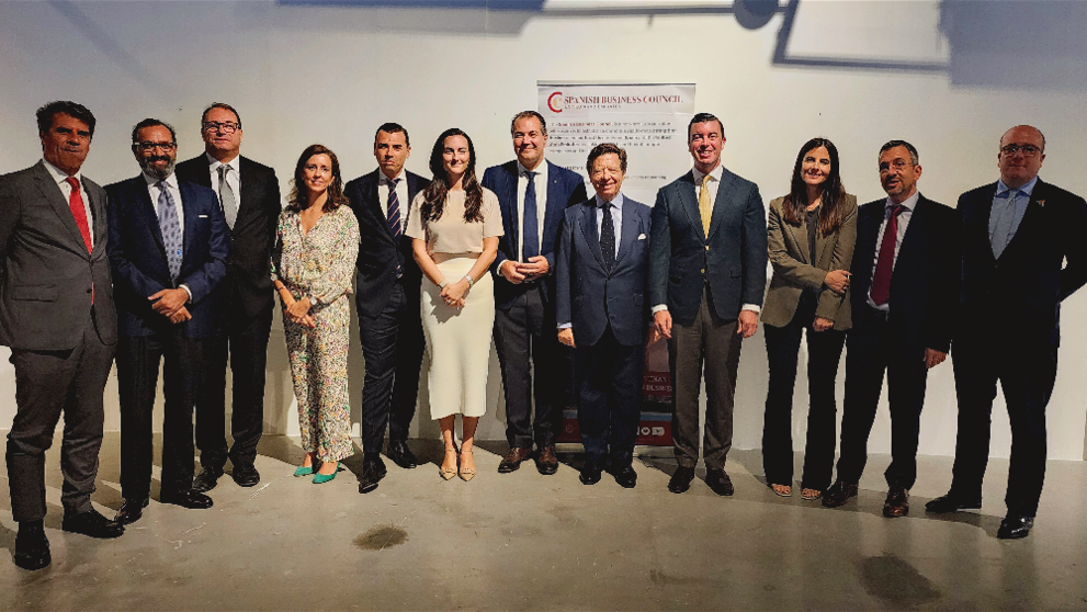 Foto de familia del nuevo Comité Ejecutivo del SBC con el embajador de España y consejero económico y comercial. (Cedida)