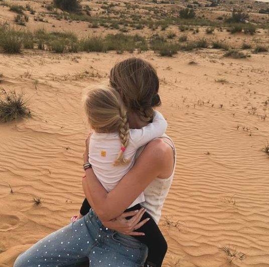 Chiara junto a uno de sus hijos en el desierto de Dubai. (Instagram)