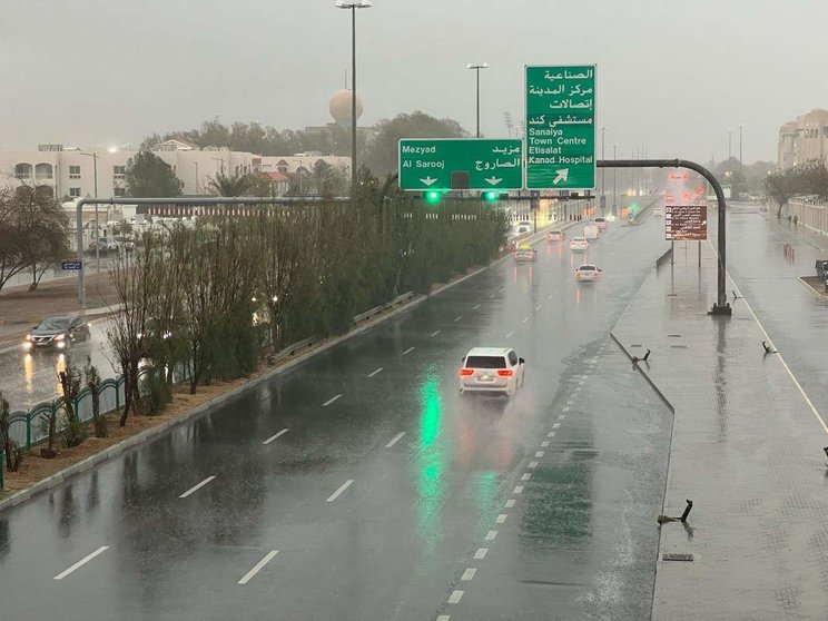 Una carretera de Abu Dhabi bajo la lluvia. (WAM)