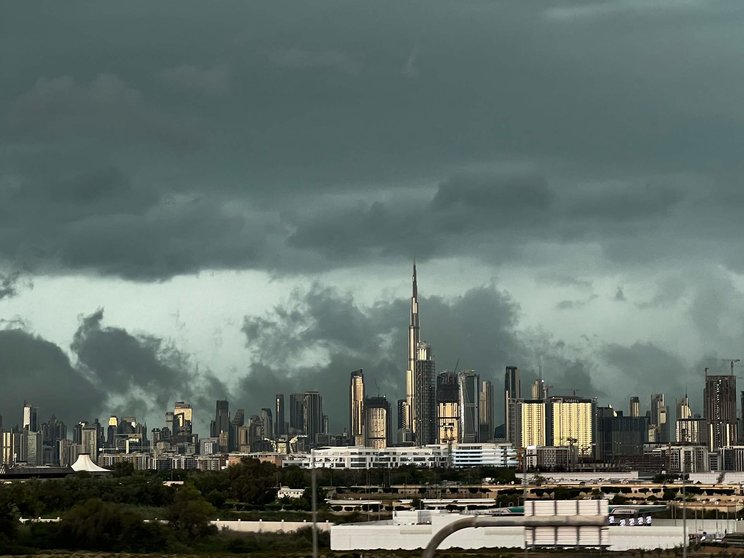 Una imagen del centro de Dubai con nubes en el cielo. (X)