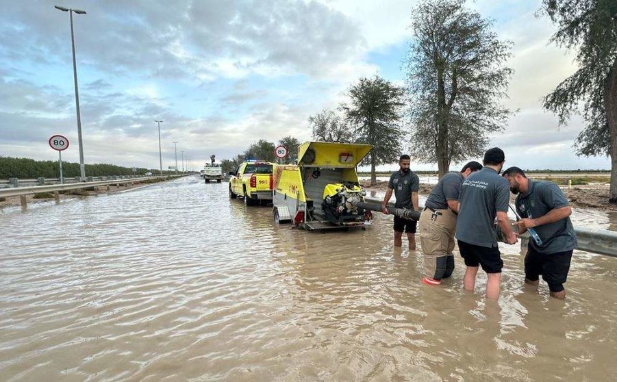 Una imagen de una carretera inundada tras las lluvias. (Dubai Media Office)