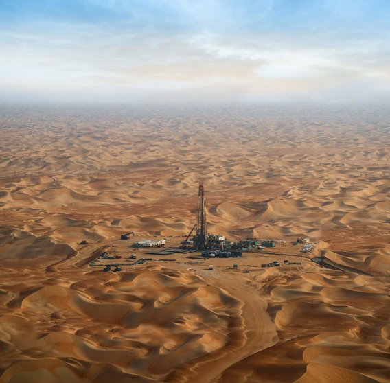 Un pozo de Adnoc en el desierto de Abu Dhabi. (WAM)
