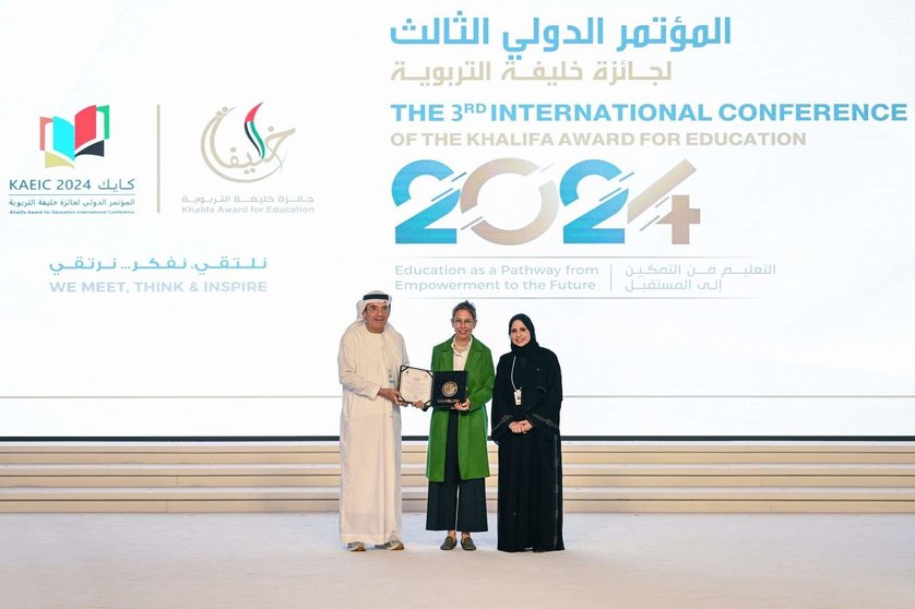 La educadora colombiana recibe el premio Khalifa en Abu Dhabi. (WAM)