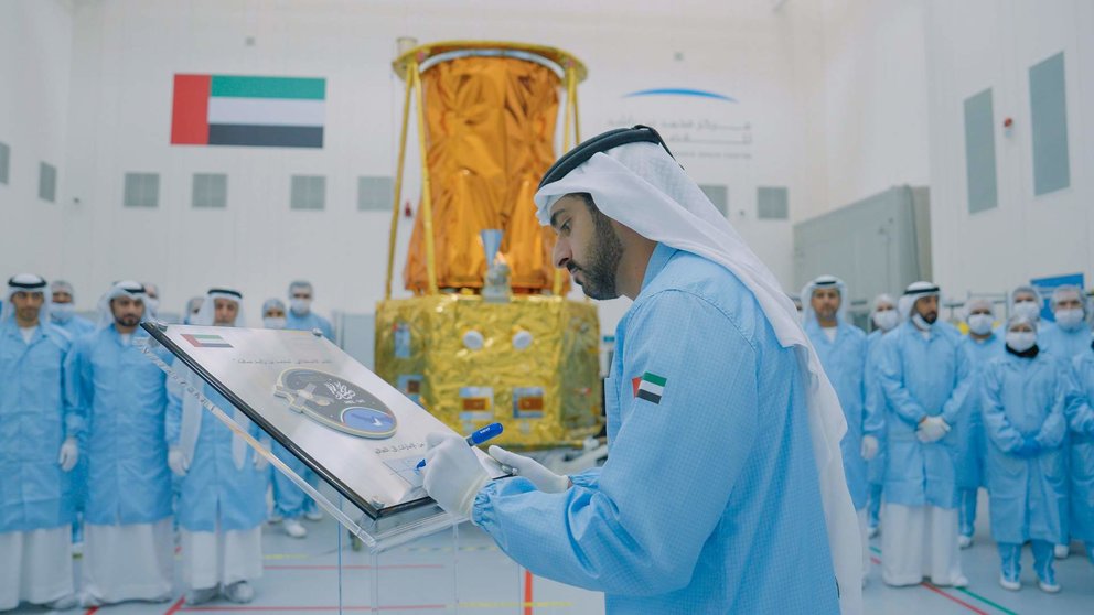 Un momento de la firma del lanzamiento del satélite. (WAM)