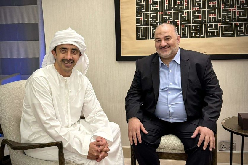 El ministro emiratí con el miembro de la Knesset israelí. (WAM)